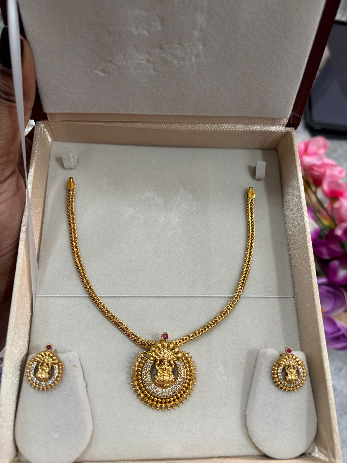 மஹாலக்ஷ்மி ஸ்டோன் நெக் செட்