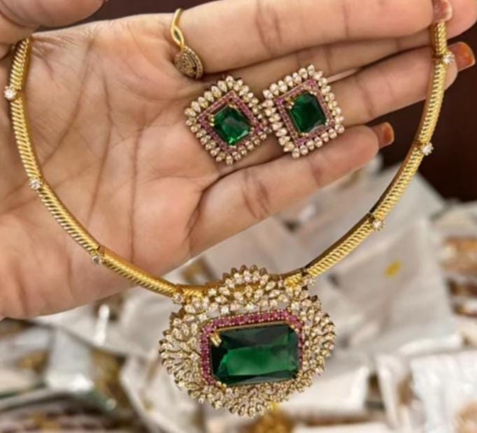 UNIQUE GREEN STONE HASLI NECKLACE