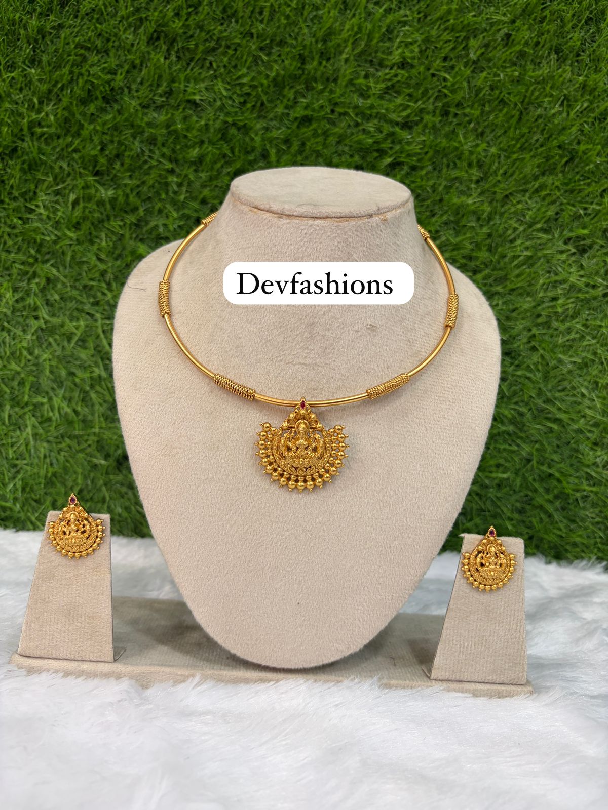 HASLI NECK SET
