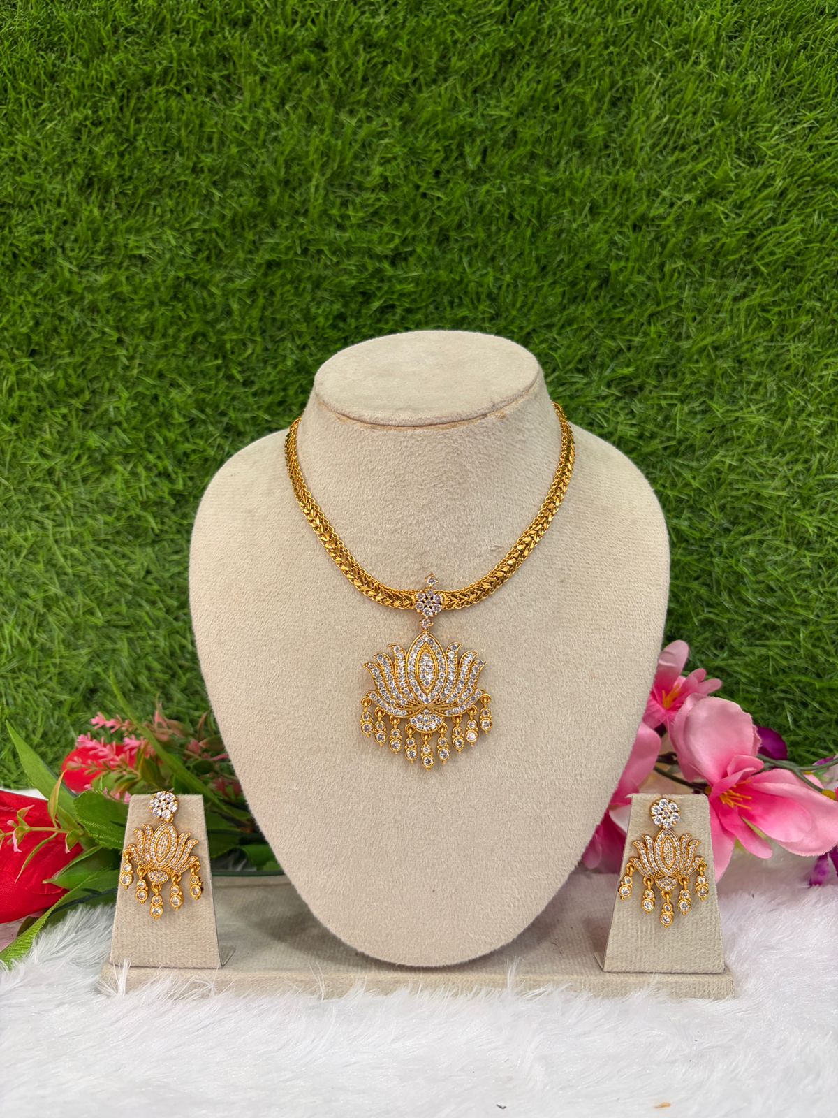 TRENDING LOTUS ATTIGAI