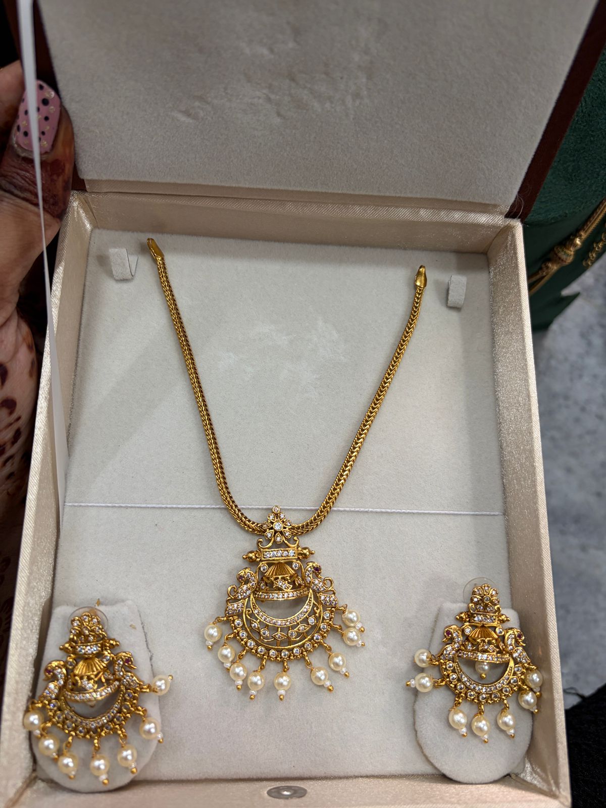 UNIQUE PEARL HANGING NECKLACE