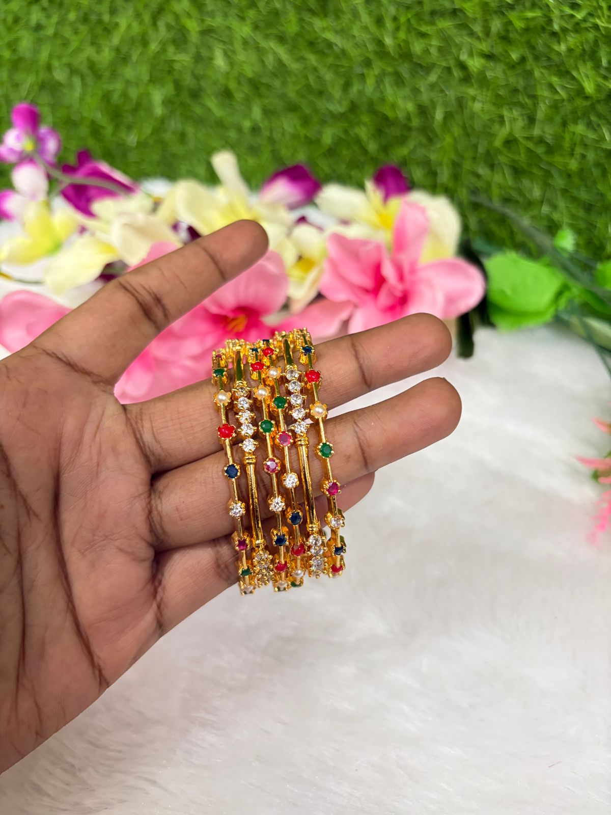 வெள்ளை காம்போ வளையல் செட்டுடன் கூடிய பல வண்ண வளையல்