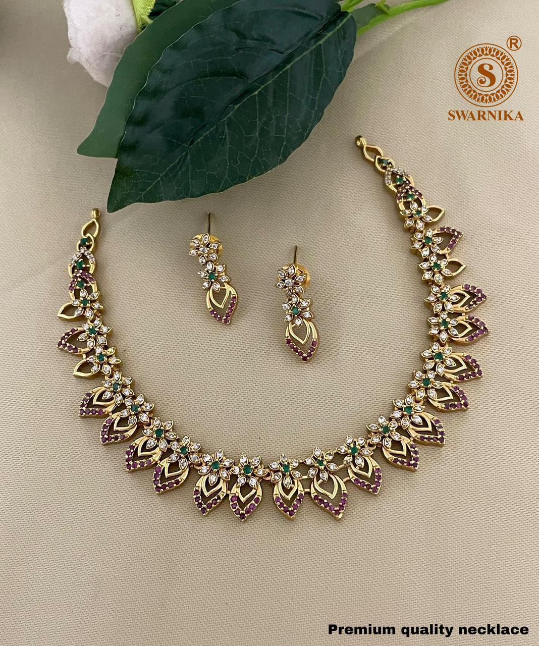 LEAF WITH FLOWER NECK SET