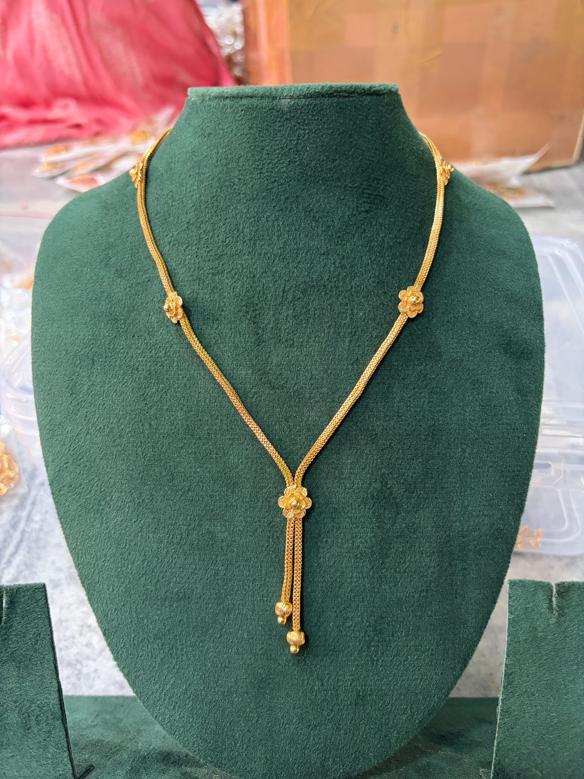 PREMIUM FLOWER DESIGN SHORT CHAIN