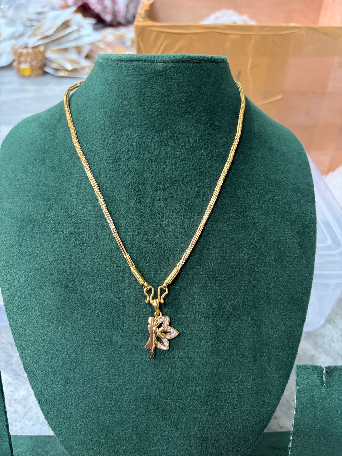 ANGEL PENDANT SHORT CHAIN