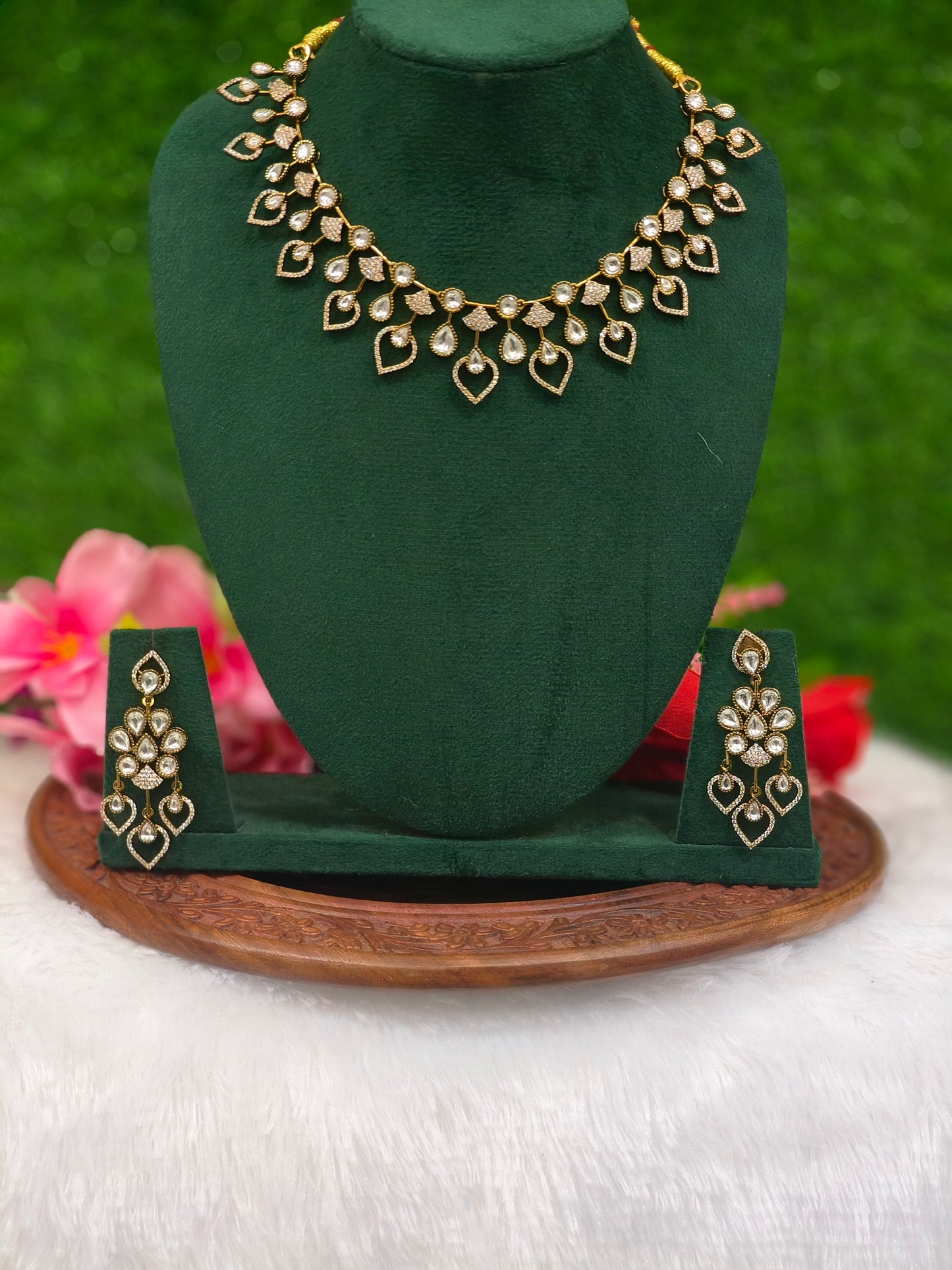 LEAF PATTERN STONE NECK SET