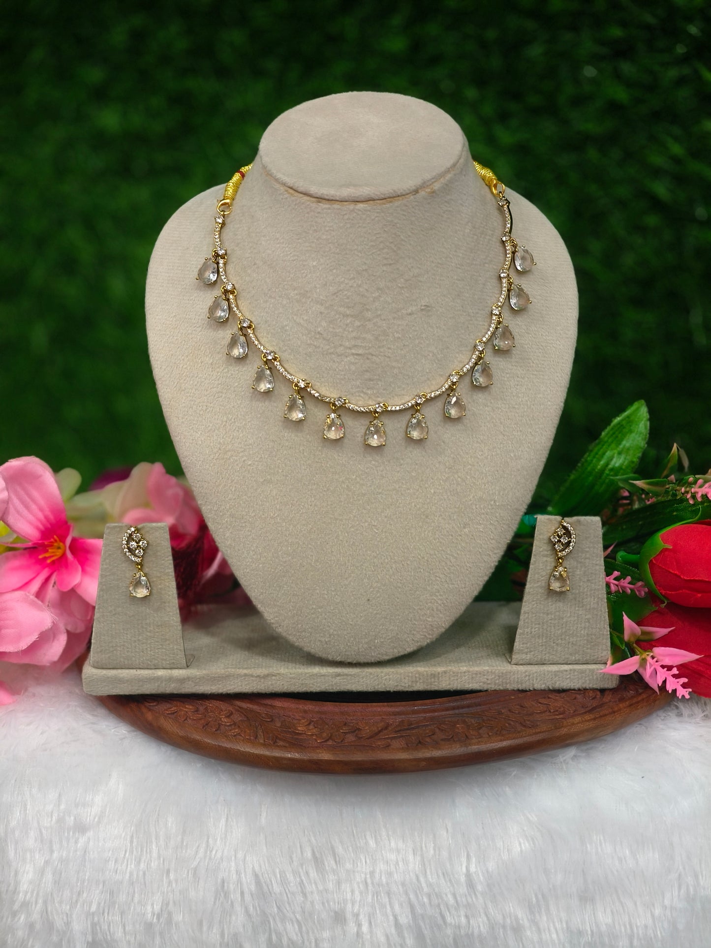 TRANSPARENT STONE NECKLACE