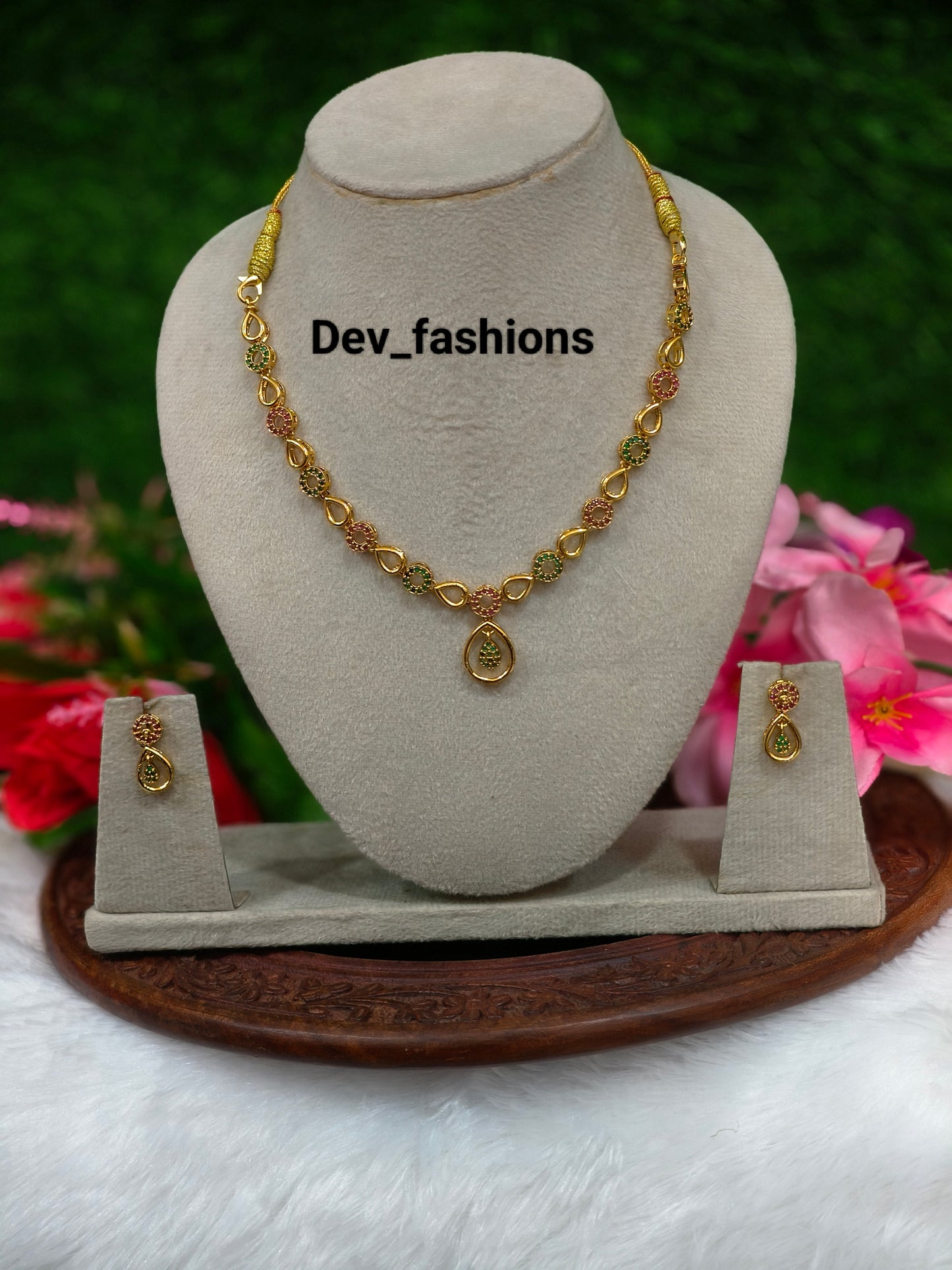 PRETTY STONE NECKLACE