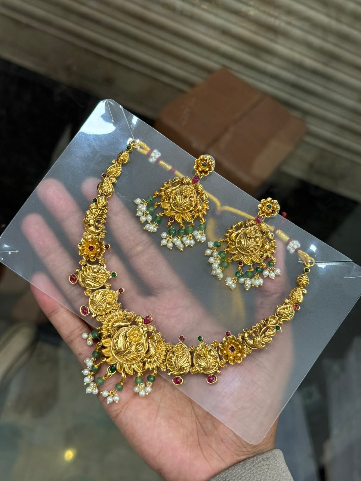 Non idol flower necklace