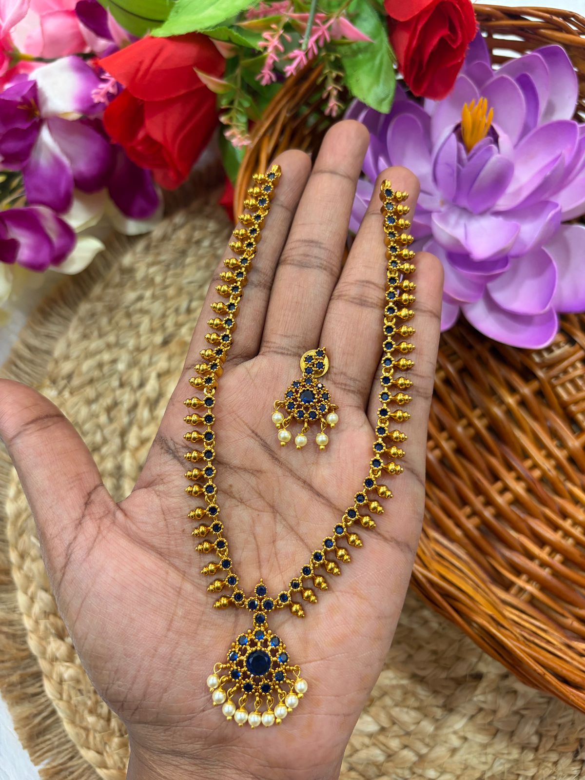 ஒரு நேர்த்தியான தோற்றம் தரும் அட்டியல்