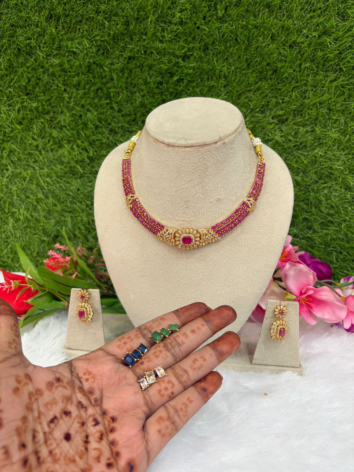 Colour changeable necklace