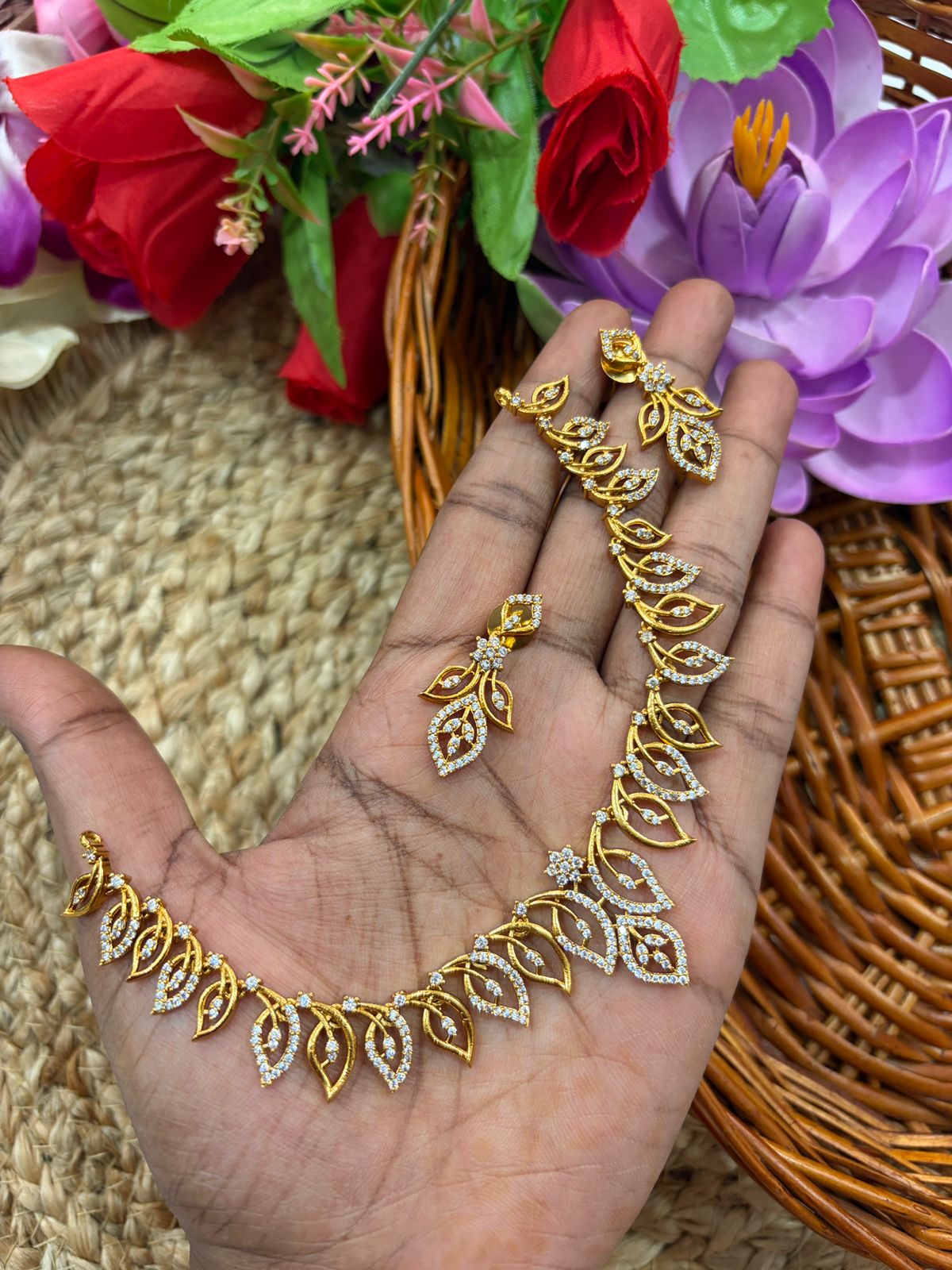 Leaf patterned neckpiece