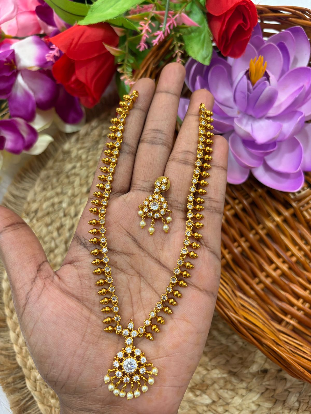 ஒரு நேர்த்தியான தோற்றம் தரும் அட்டியல்