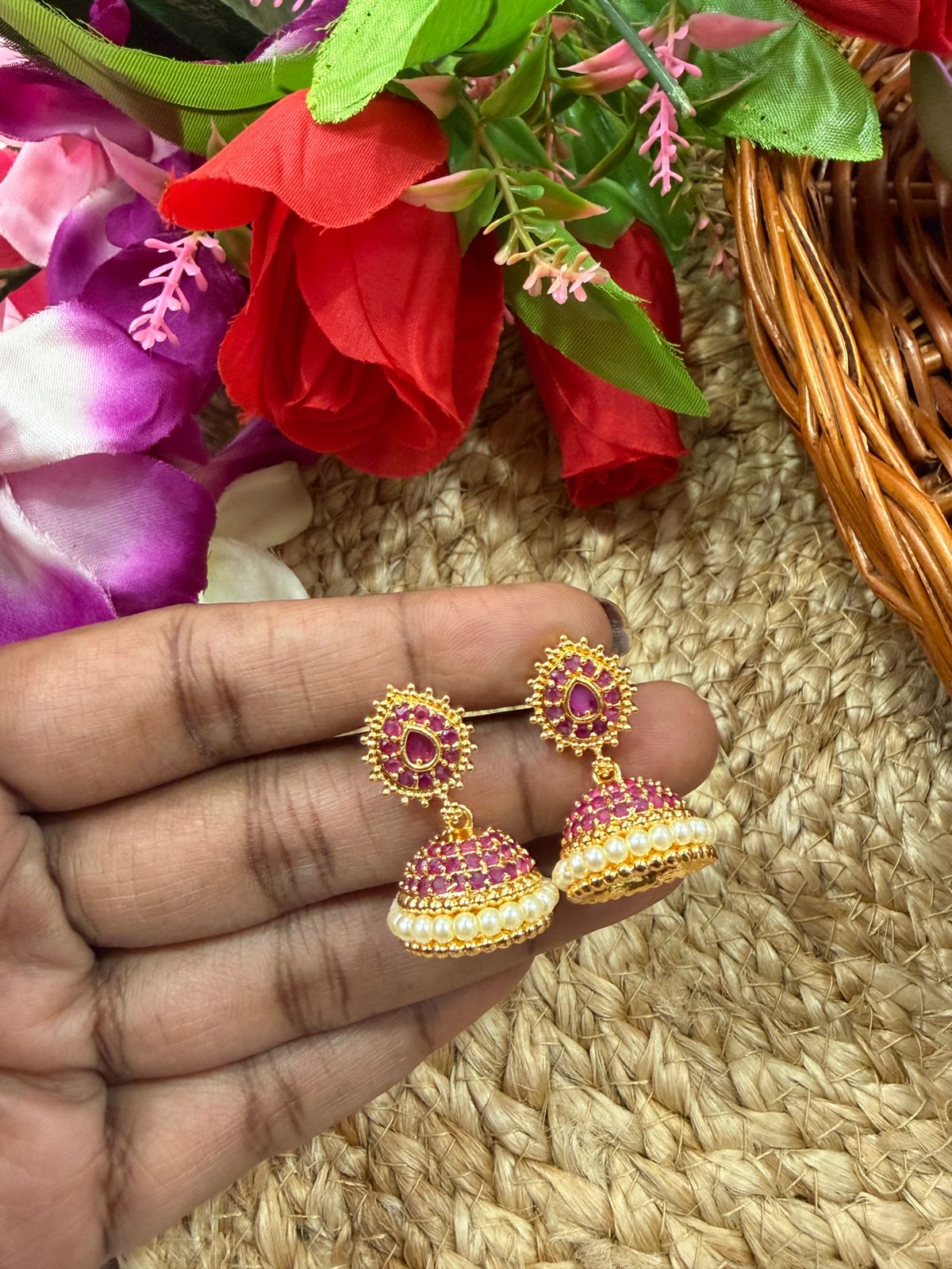 முத்துக்கள் பதிக்கப்பட்ட மரபார்ந்த ரூபி காதணிகள்