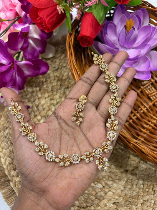 இலை மாலையுடன் கூடிய மலர்