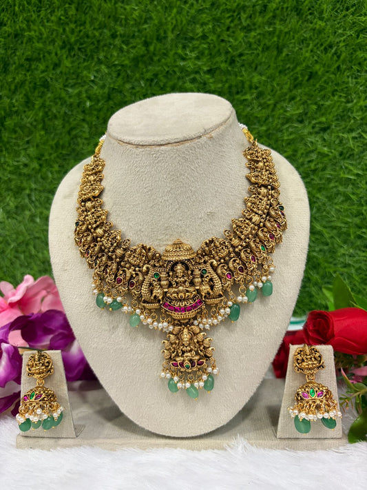 பழங்கால கழுத்தணி