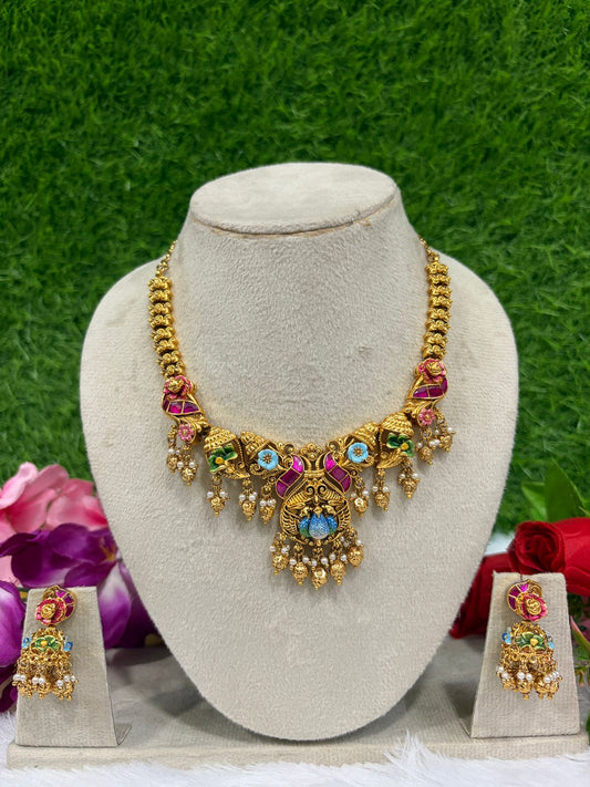 மலர் மாலை அணிந்த மயில்
