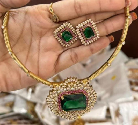 தனித்துவமான பச்சை கல் ஹாஸ்லி நெக்லஸ்