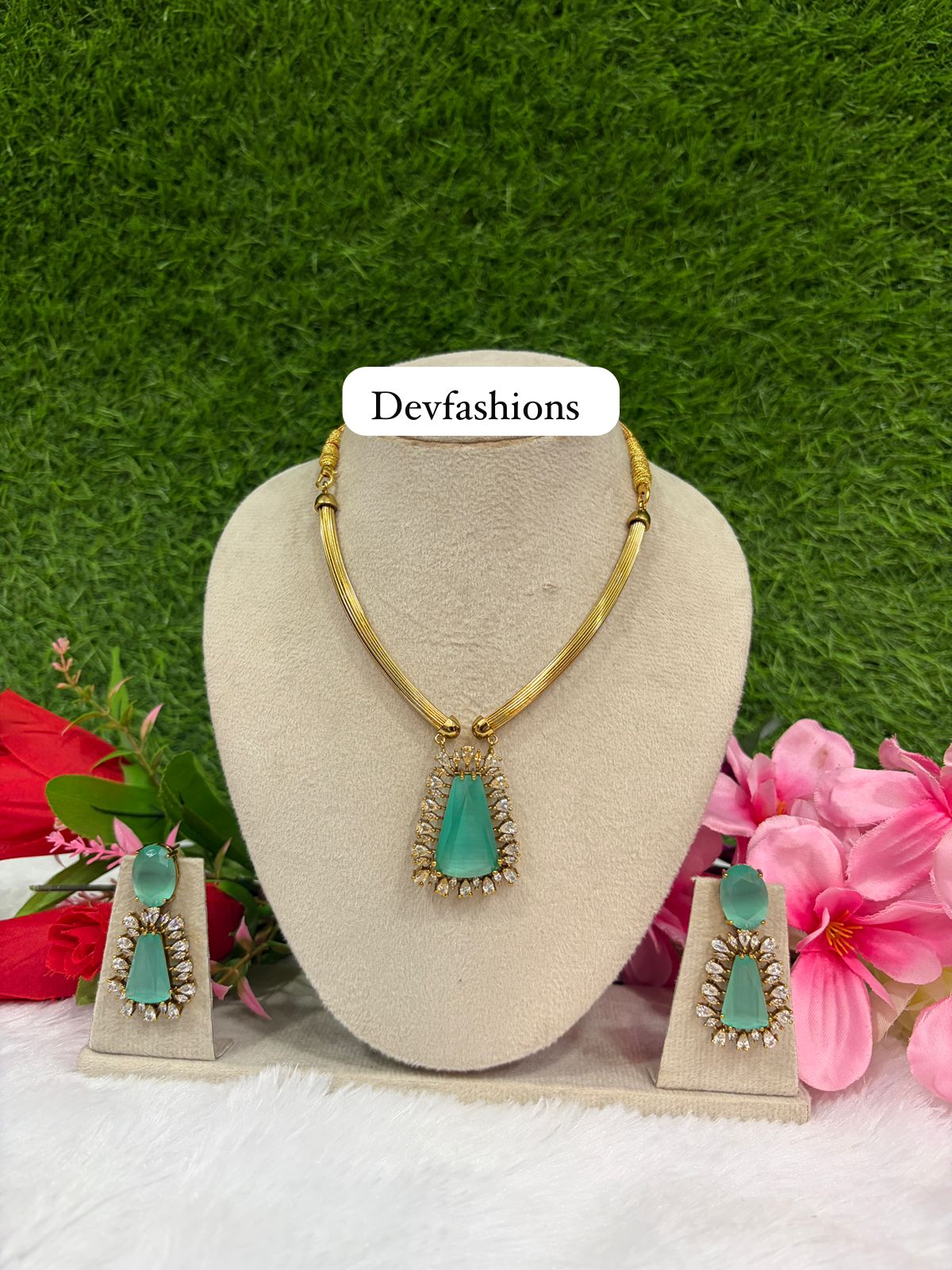 Pendant necklace with earrings