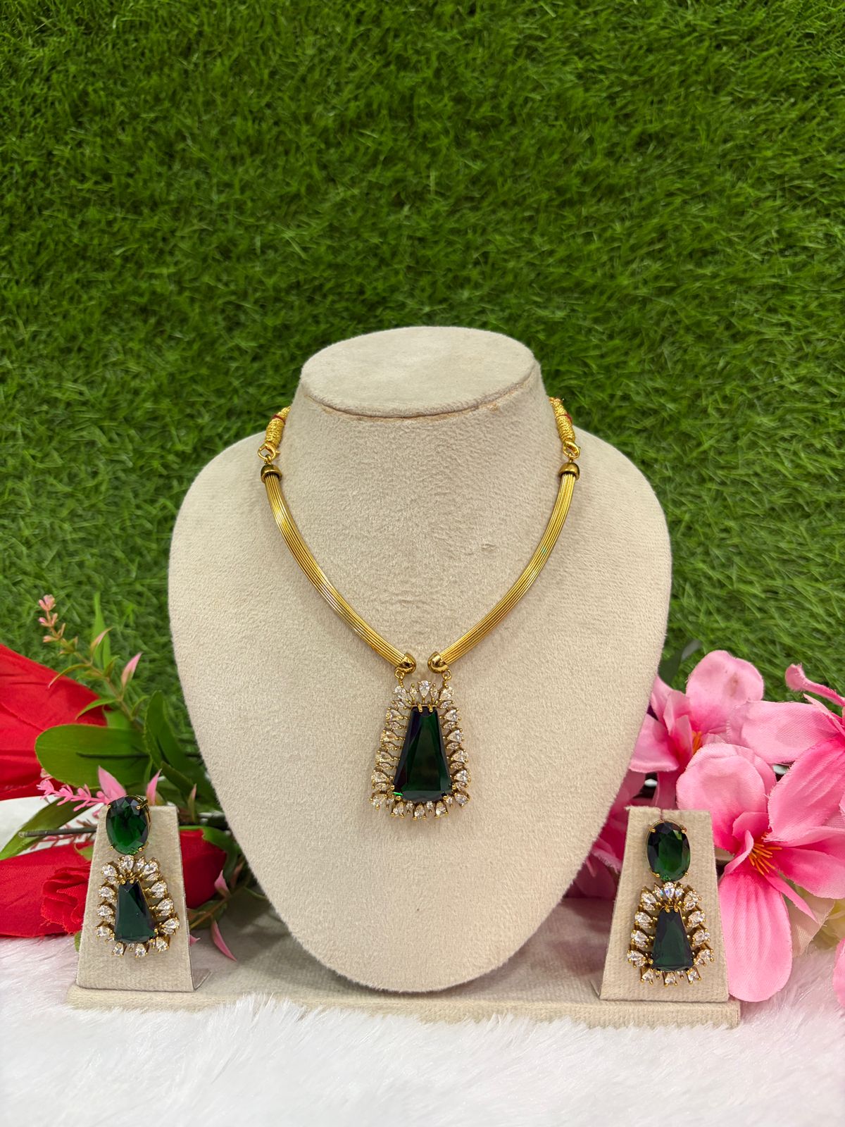 Pendant necklace with earrings
