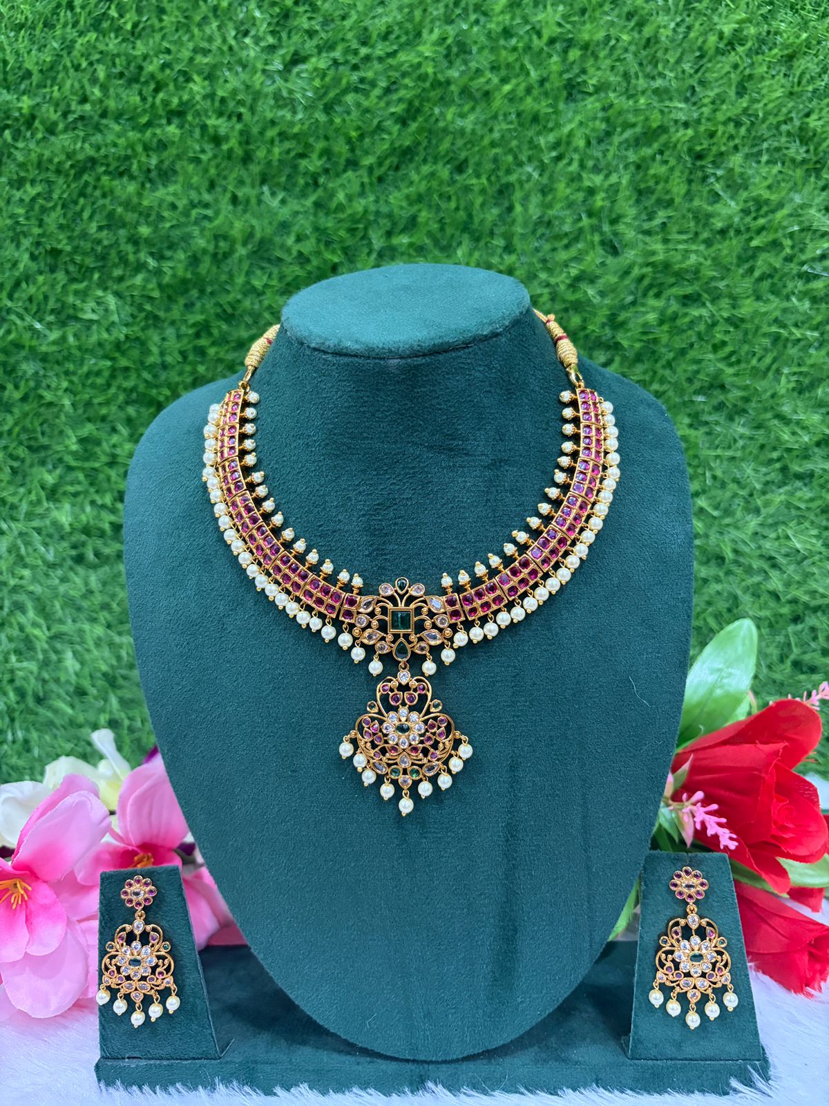 CLASSICAL NECKLACE