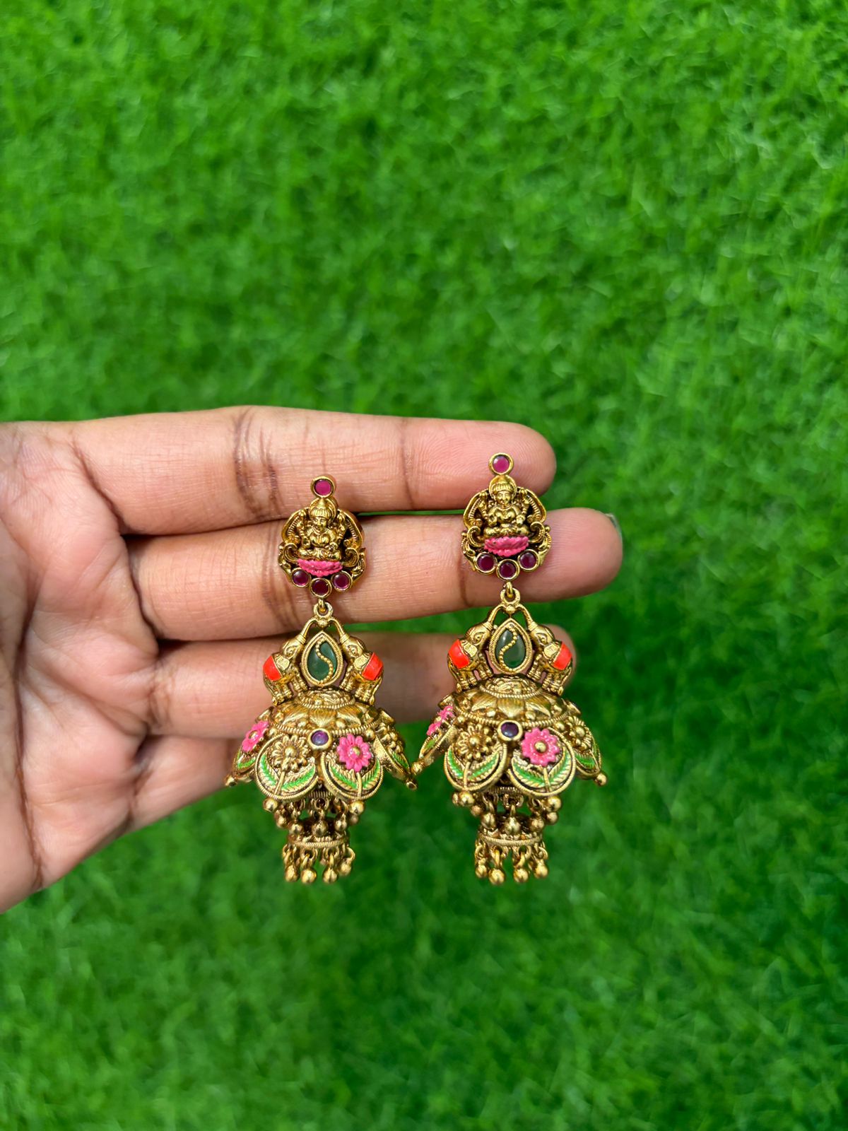 நாகரீக காதணிகள்