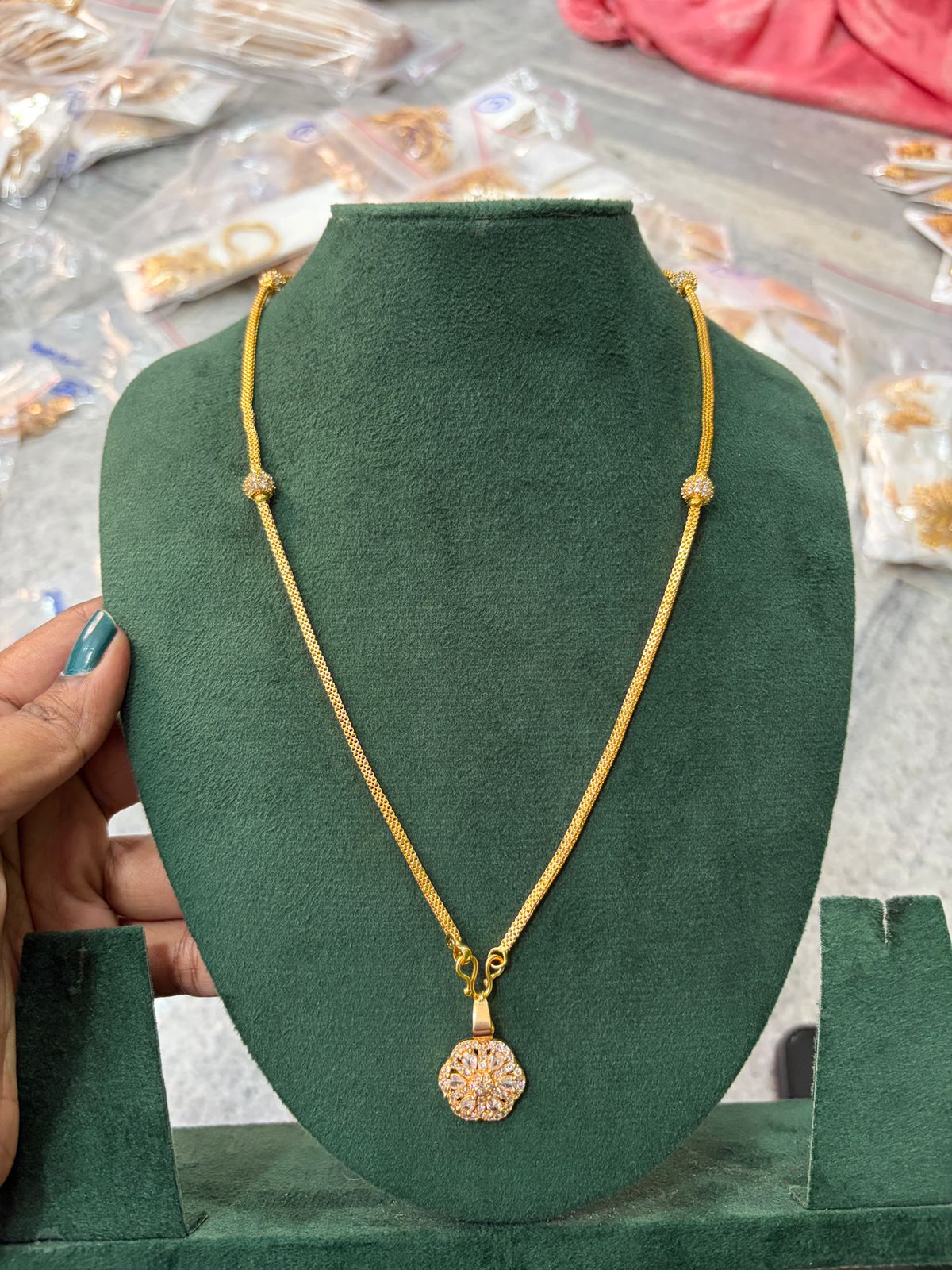 GOLD REPLICA SHORT CHAIN