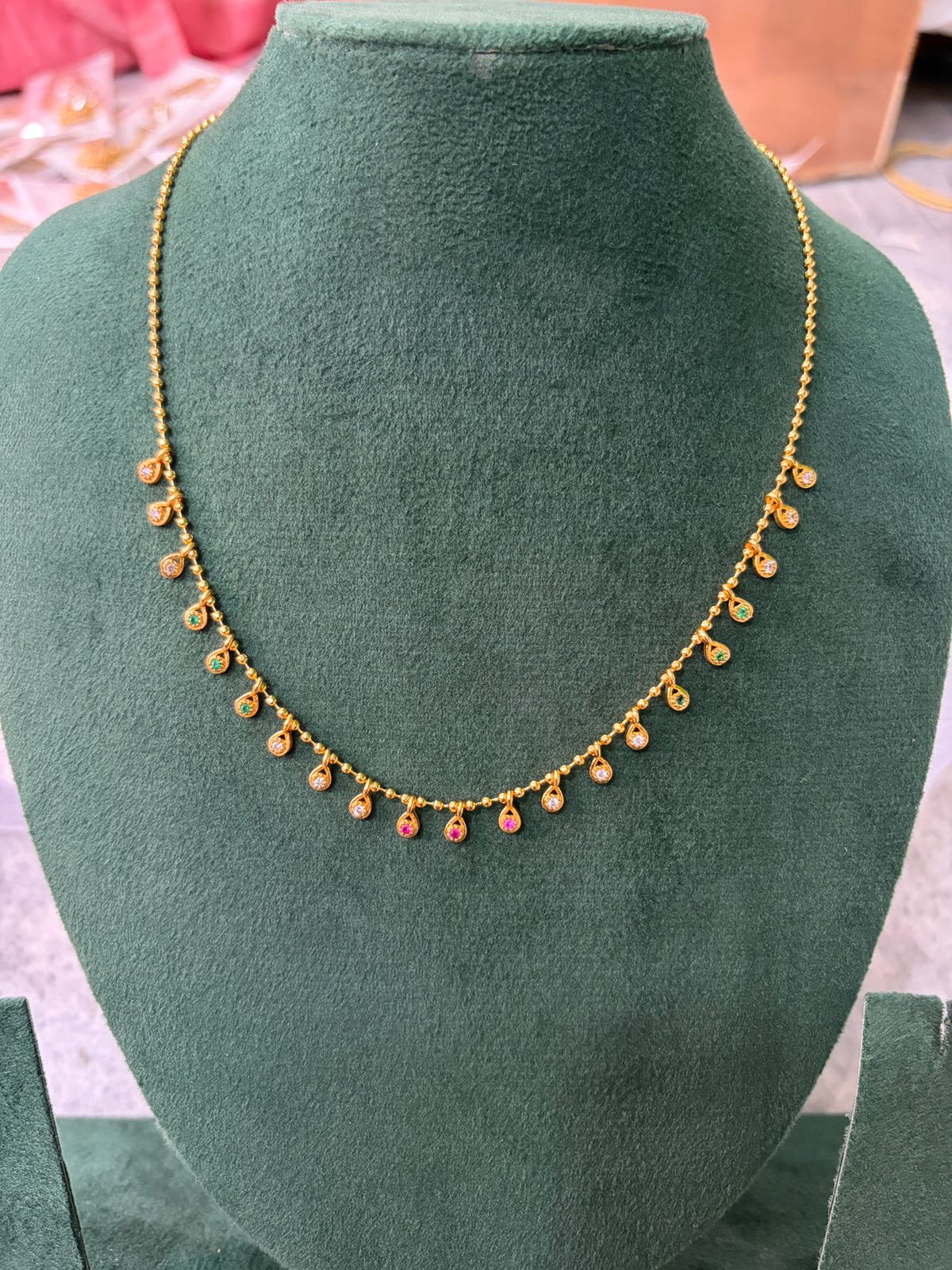 நவீன குட்டையான சங்கிலி