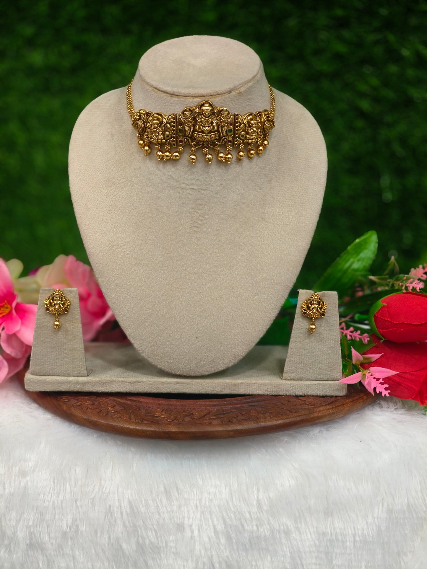 TRENDY CHOKER