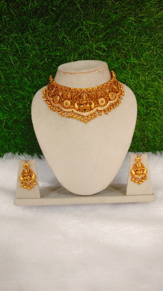 TRENDY CHOCKER WITH EARRINGS