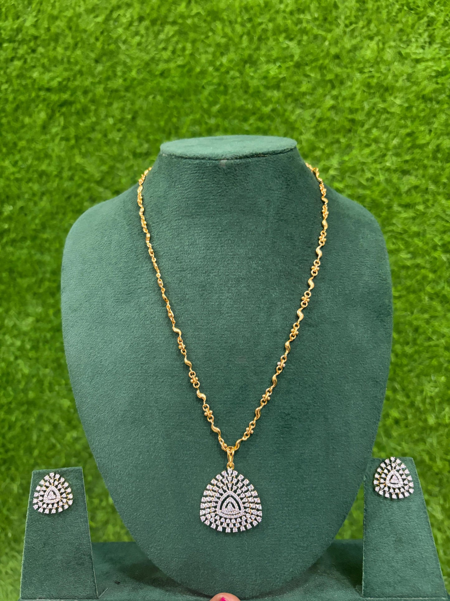 DIAMOND LOOK SHORT CHAIN