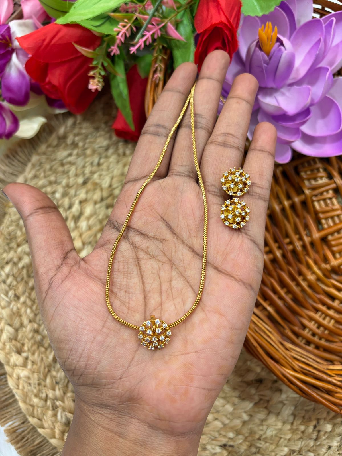 PRETTY SHORT CHAIN