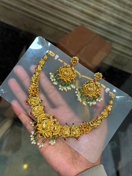 Non idol flower necklace