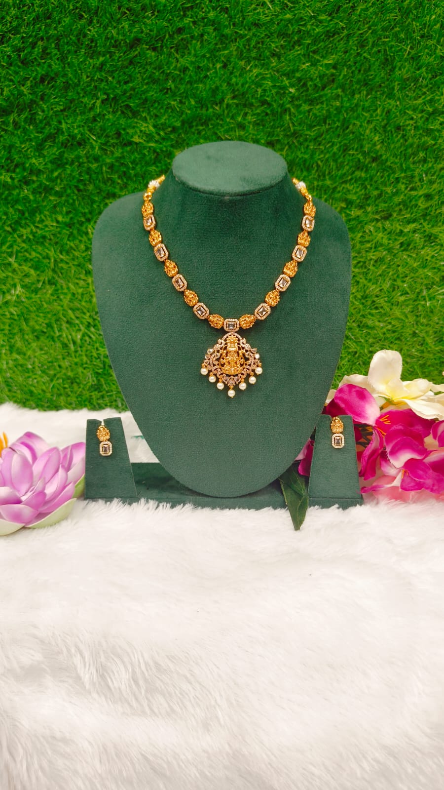 STONE NECKLACE WITH PENDANT