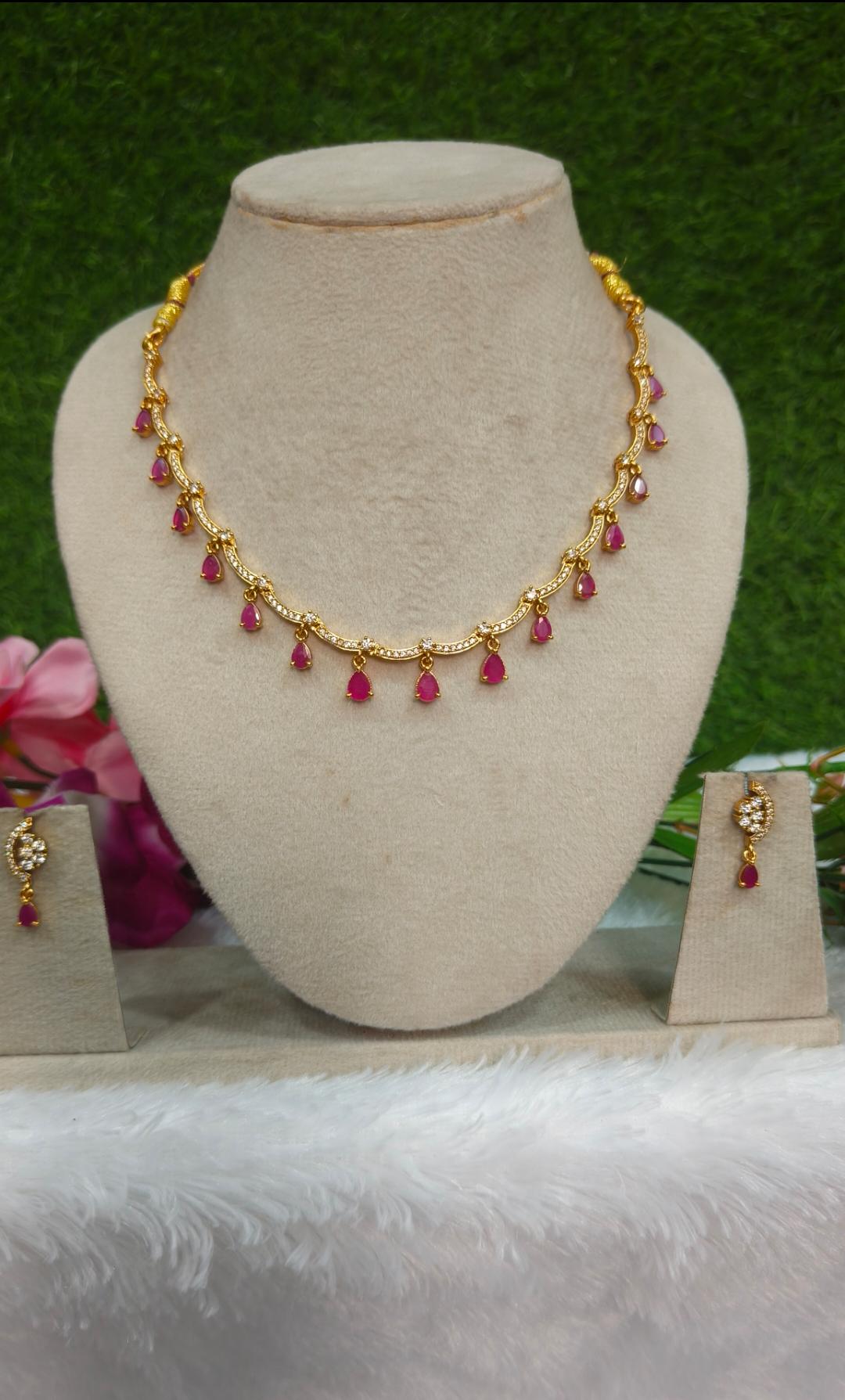 FASHIONABLE  STONE NECKLACE