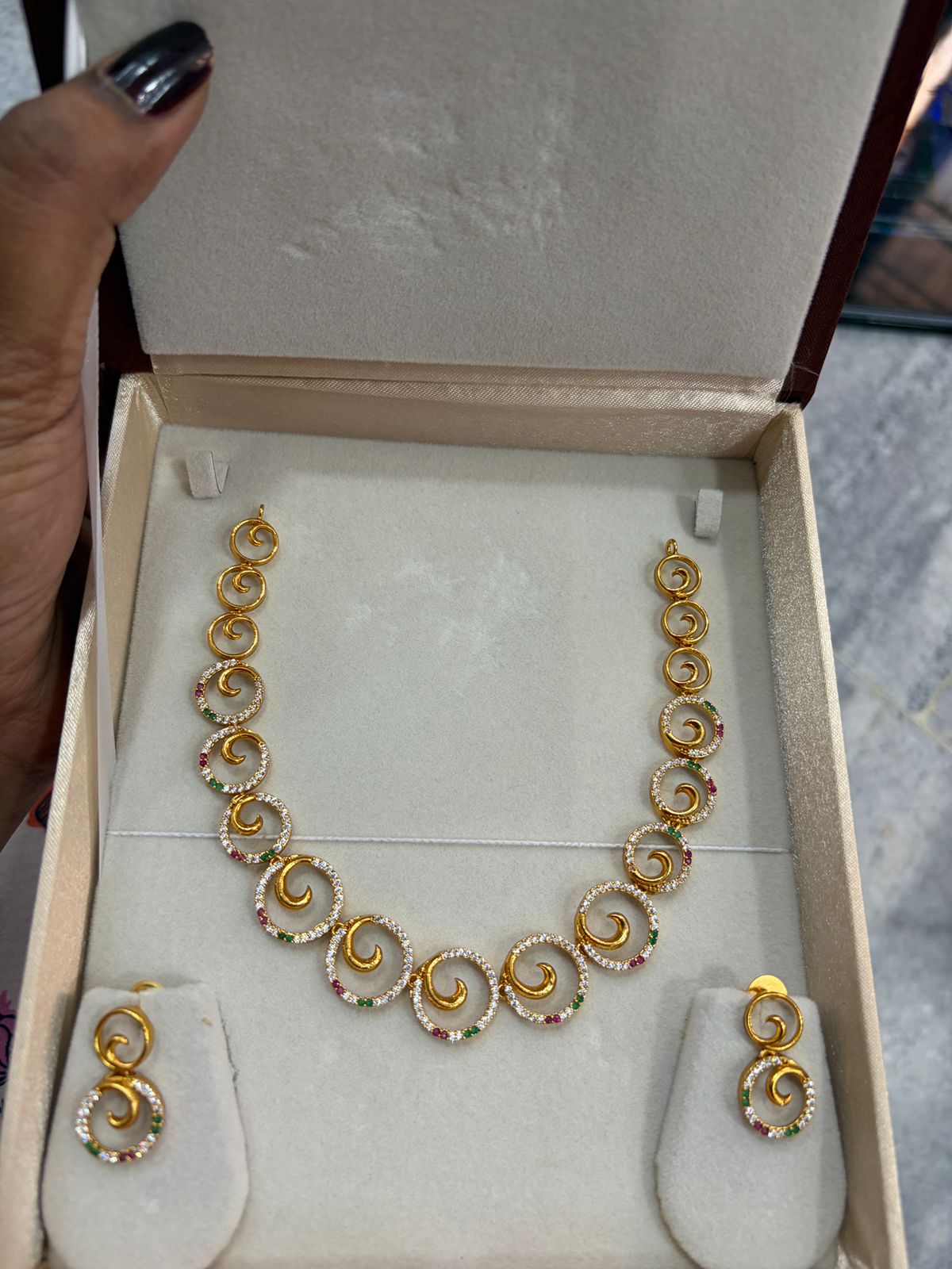 மலர் வடிவ கழுத்தணி