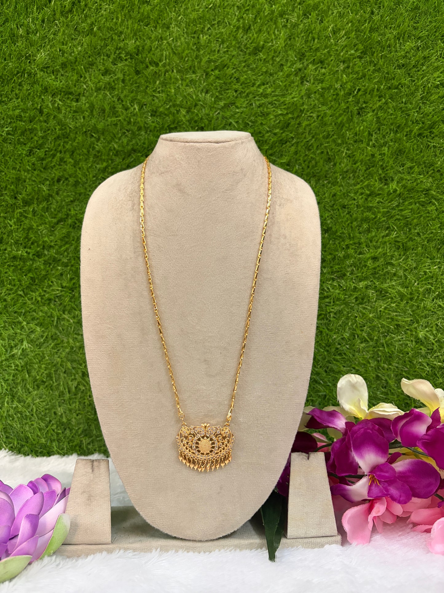 Dollar chain gold
