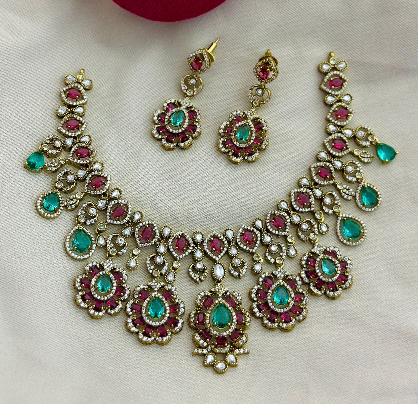 Premium emerald stone necklace