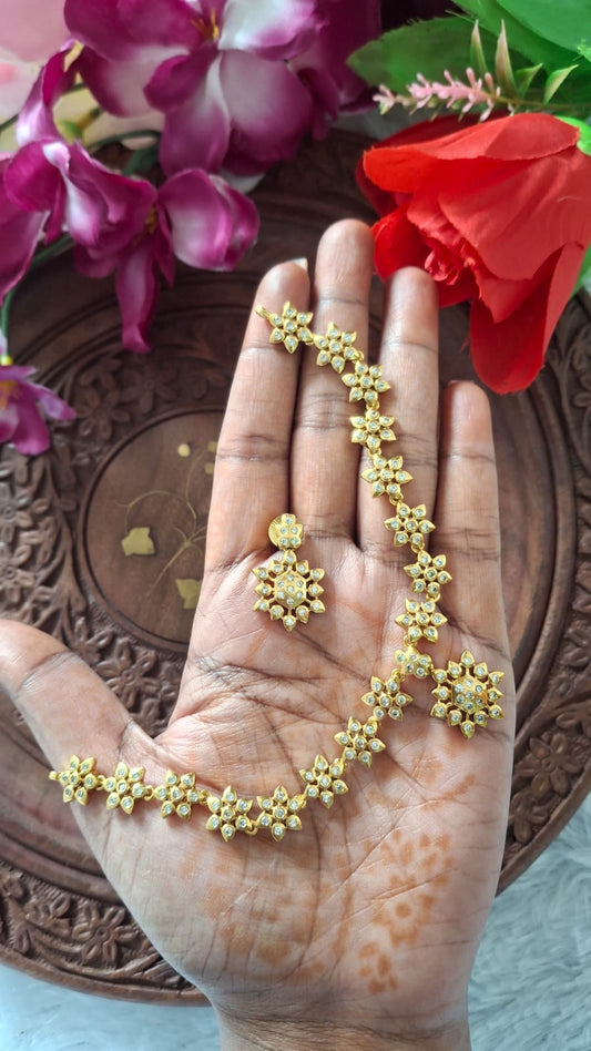 நட்சத்திர வடிவிலான கழுத்தணி